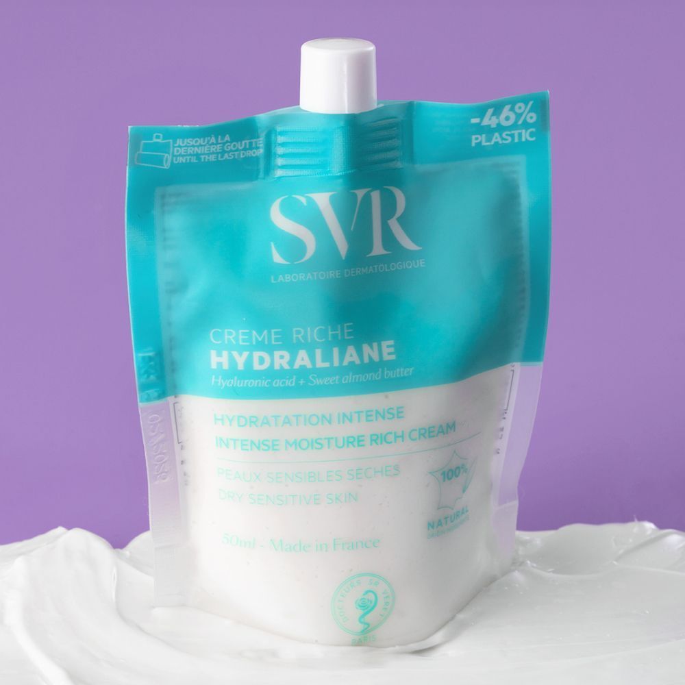 Une pochette de SVR Hydraliane Crème Riche hydratante sur fond violet.