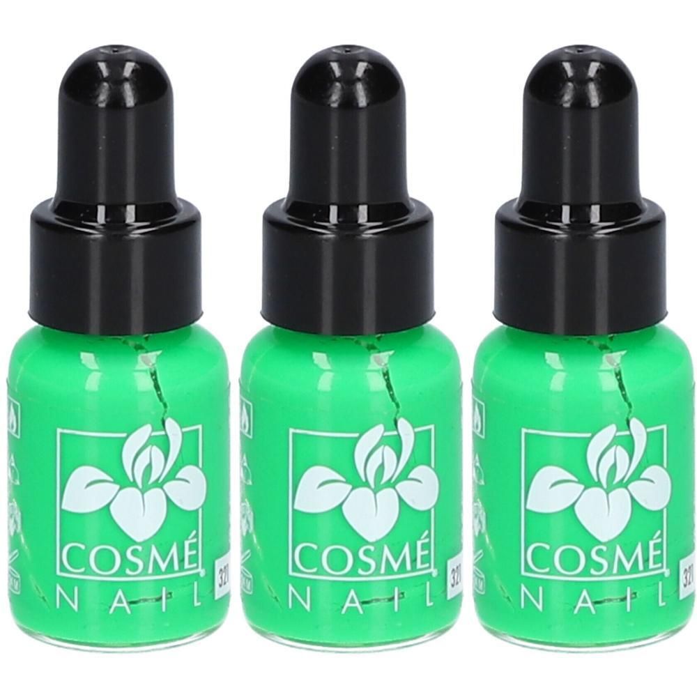 Trois flacons de vernis à ongles vert fluo avec bouchons compte-gouttes noirs. Chaque flacon présente un logo blanc avec motif floral et l'inscription "COSMÉ NAIL".