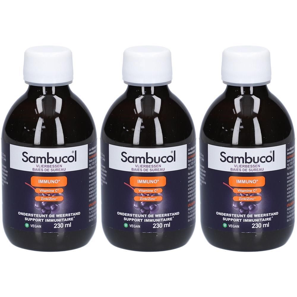 Drie Sambucol Immuno flessen met witte dop. Donkere vloeistof, etiket met oranje en paarse accenten.