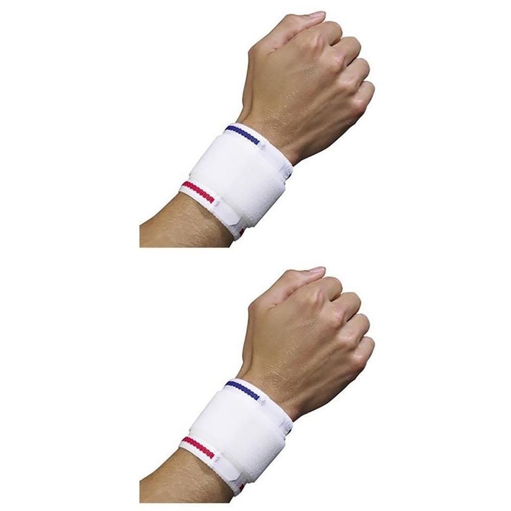 Deux supports de poignet blancs avec des rayures bleues et rouges, portés aux deux poignets.
