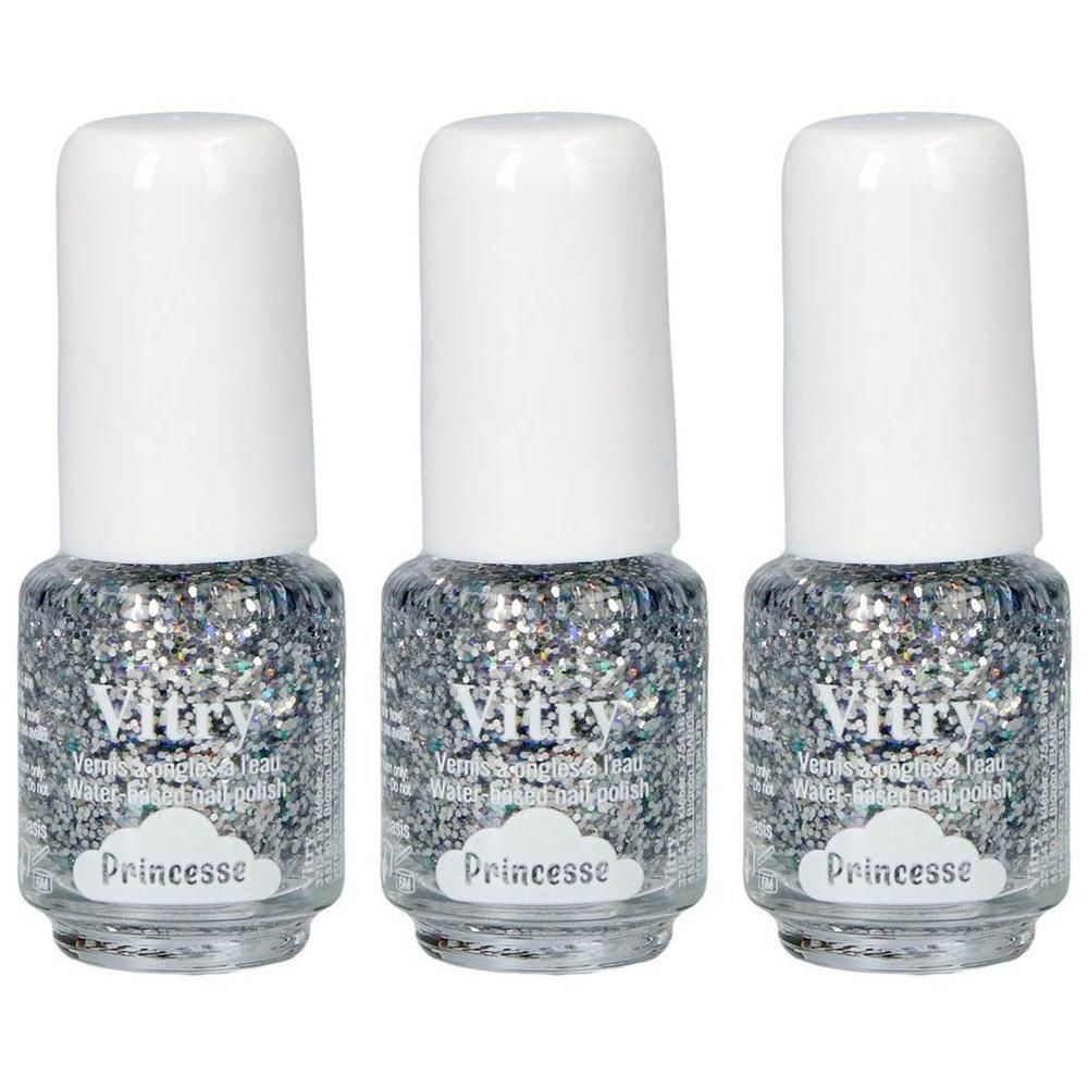 Drie flesjes glinsterende zilveren nagellak met witte dopjes.
