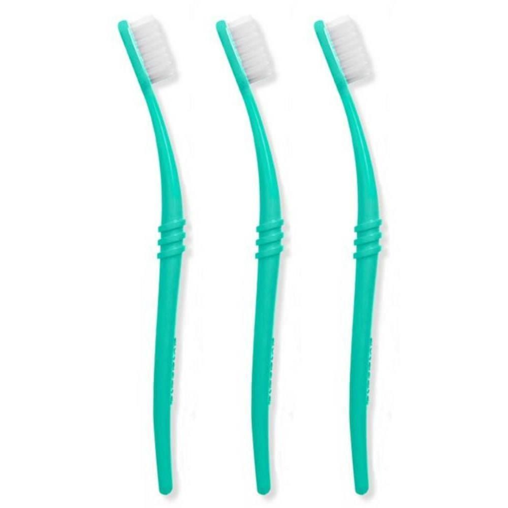 Trois brosses à dents turquoise avec poils blancs et manches rainurés.