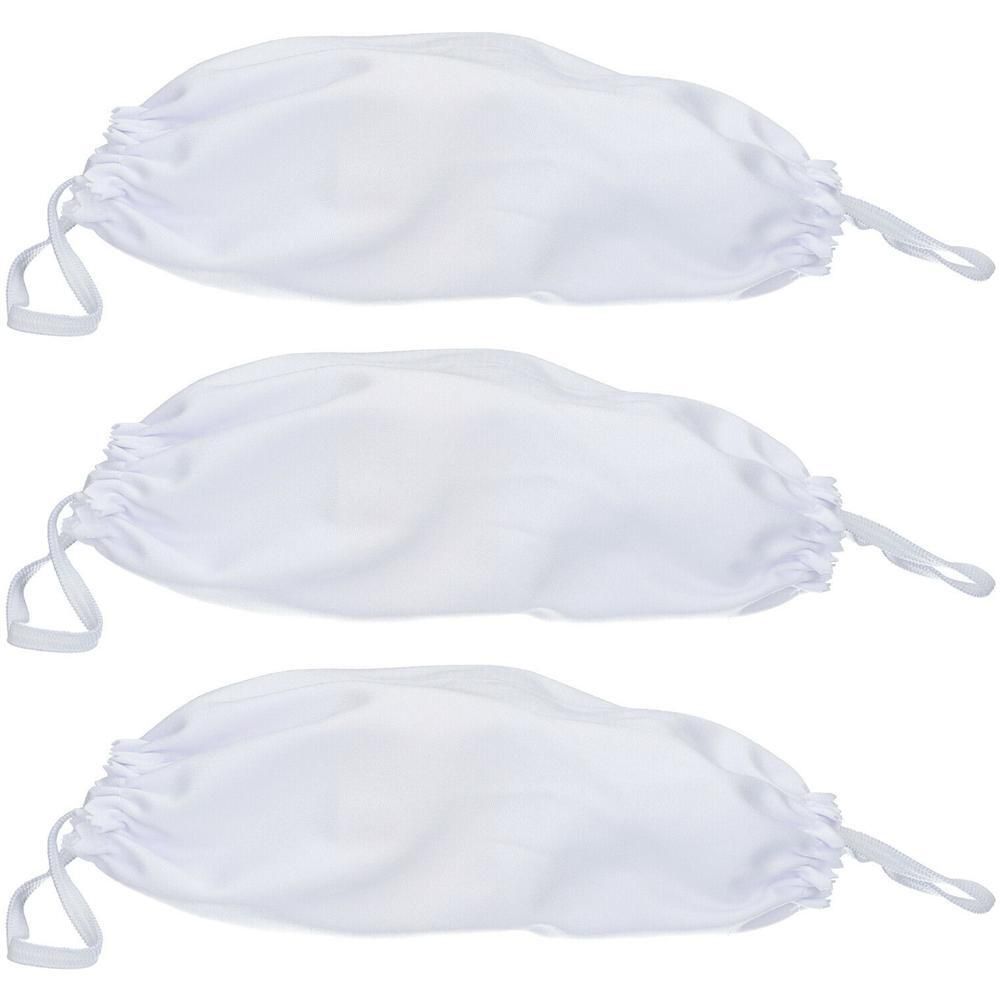 Drie witte stoffen maskers met elastiek en trekkoord.