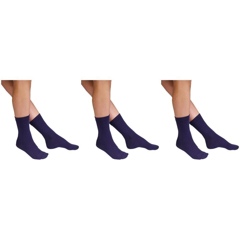 Drie paar donkerblauwe sokken aan vrouwelijke voeten.
