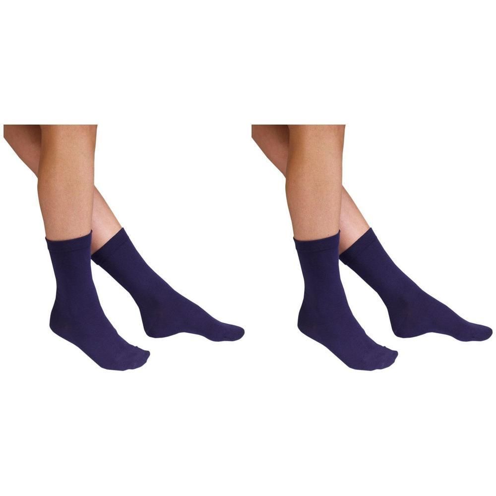 Twee paar donkerblauwe sokken aan vrouwenvoeten.