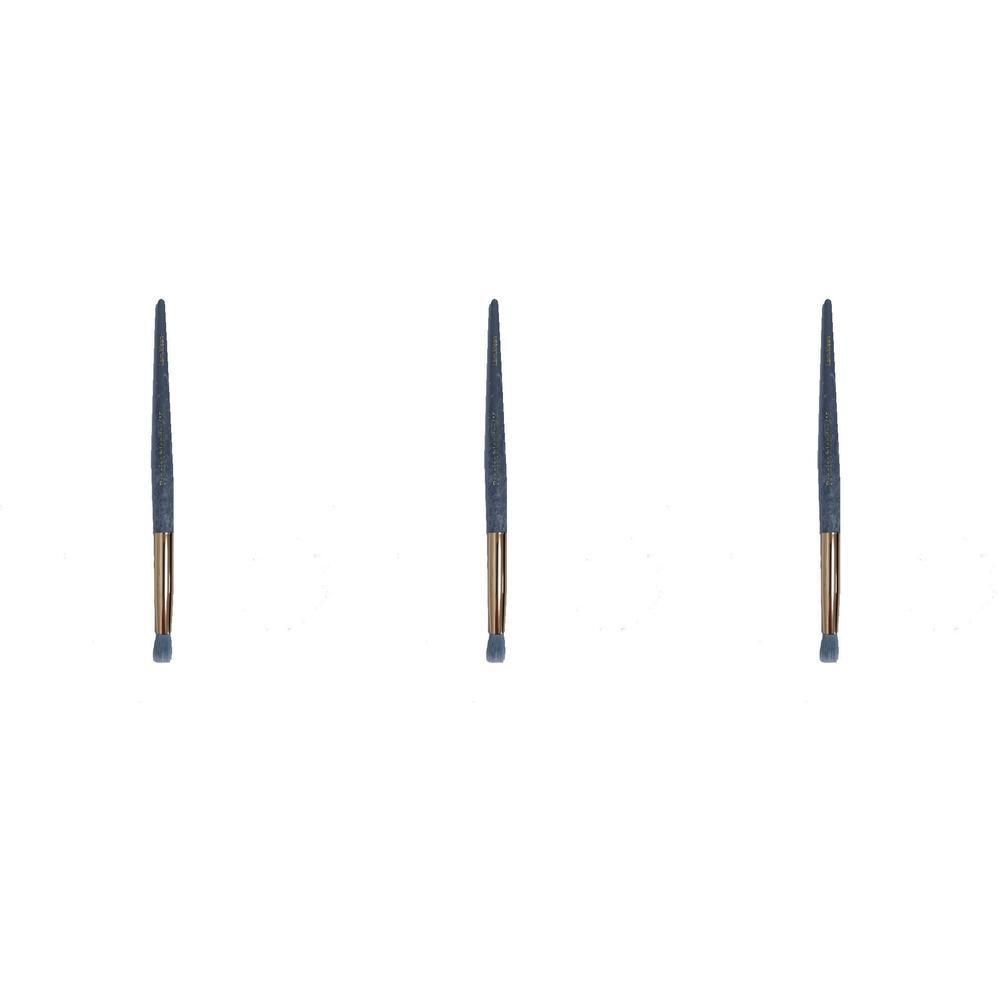 Drie slanke make-upkwasten met donkere borstels en gouden accenten op het handvat.