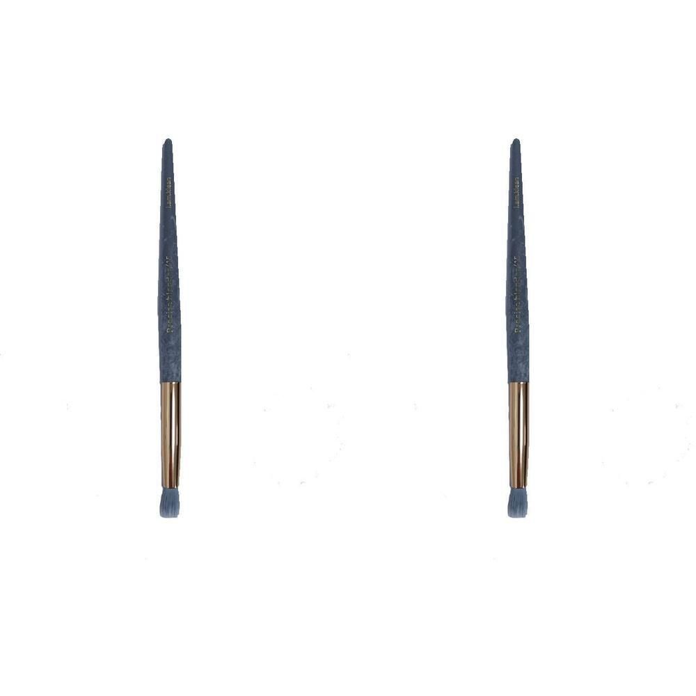 Deux pinceaux fins et pointus avec manche sombre et virole cuivrée.