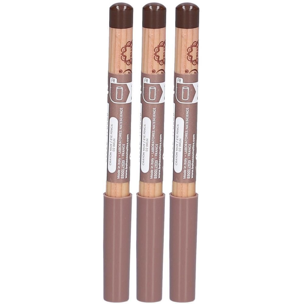 Trois crayons yeux maquillage marron avec corps en bois et capuchons marron.