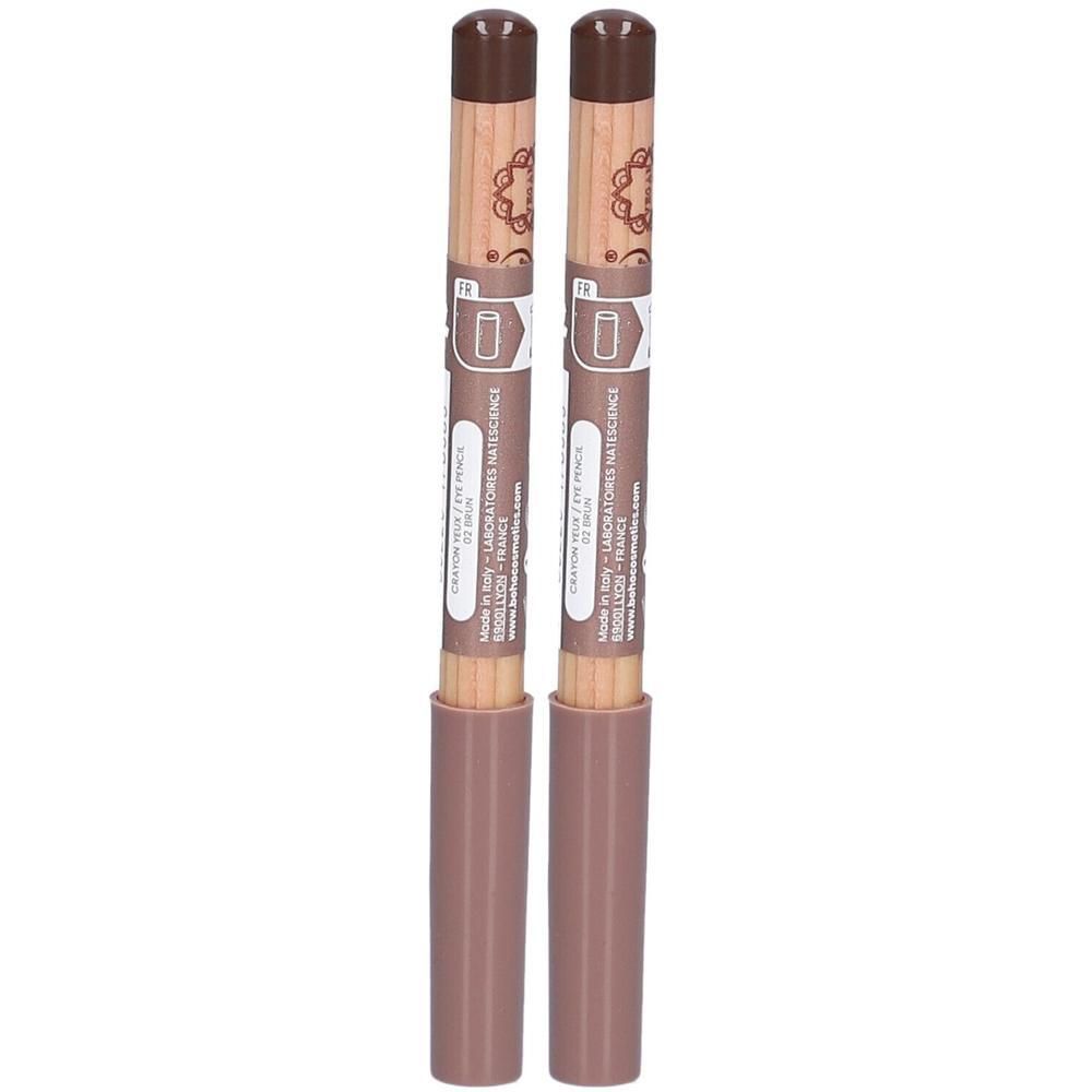 Deux crayons yeux brun avec corps en bois et capuchon brun. Les deux crayons sont munis d'étiquettes.