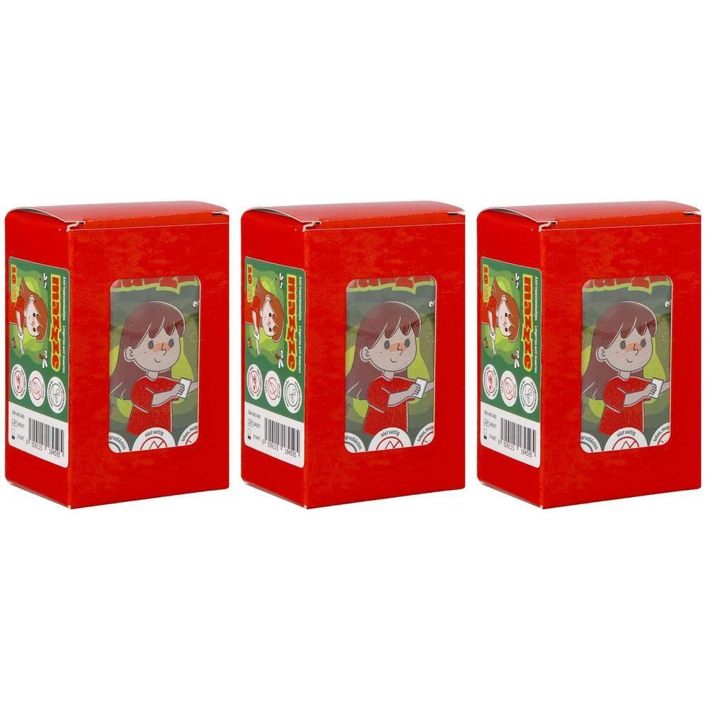 Drie rode doosjes met een afbeelding van een meisje op de voorkant.