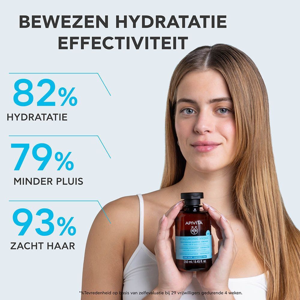 Vrouw met Apivita Hyaluronic Hydra Shampoo, toont 82% hydratatie, 79% minder pluis.