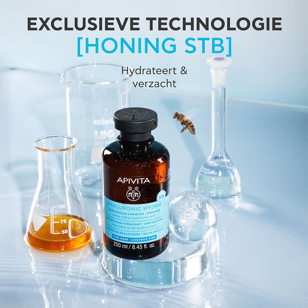Apivita Hyaluronic Hydra Shampoo in laboratoriumomgeving met kolven en beakers.