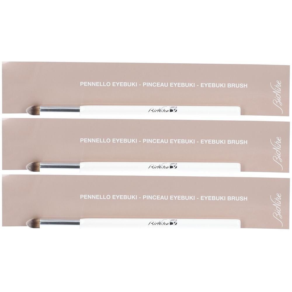 Drie BioNike Defense Color Eyebuki penselen met witte handvatten en zilveren hulzen.