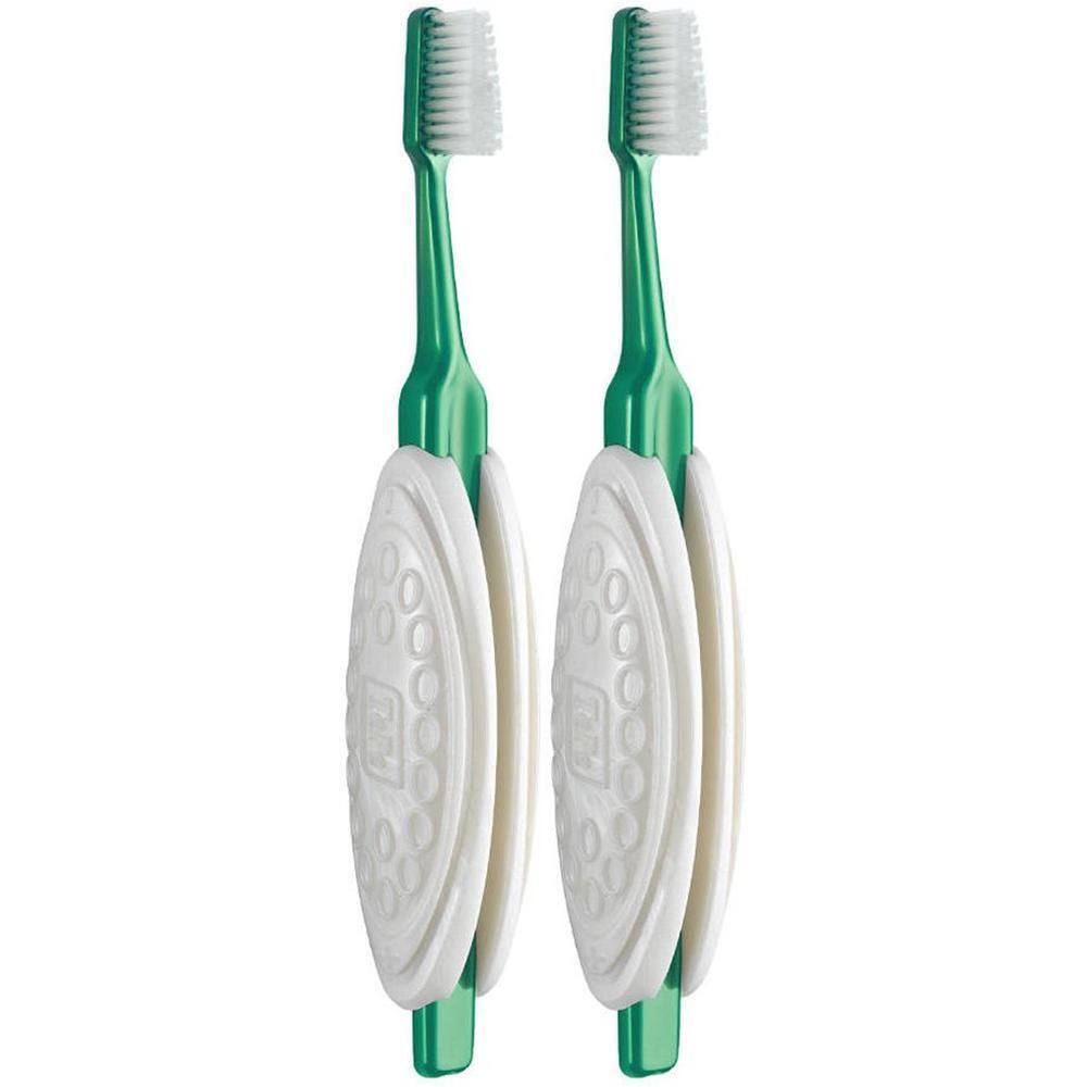 Twee groene tandenborstels met witte handvatten en noppenpatroon.