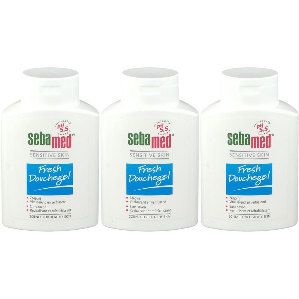 Trois flacons de gel douche Sebamed Fresh avec bouchon blanc et étiquette bleue.
