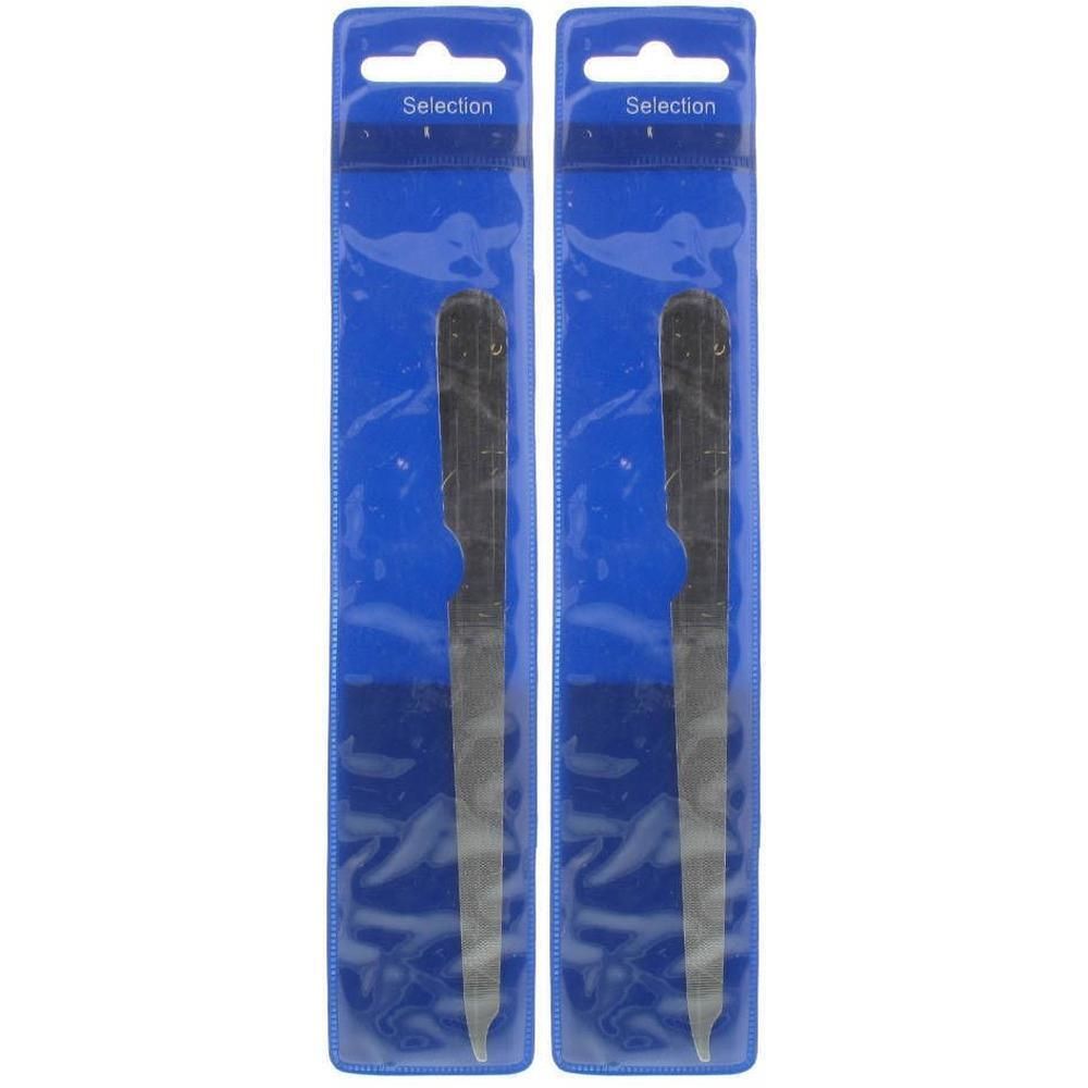 Twee metalen vijlen in blauwe beschermhoezen met ophanglus. De vijlen zijn smal en hebben een handvat.