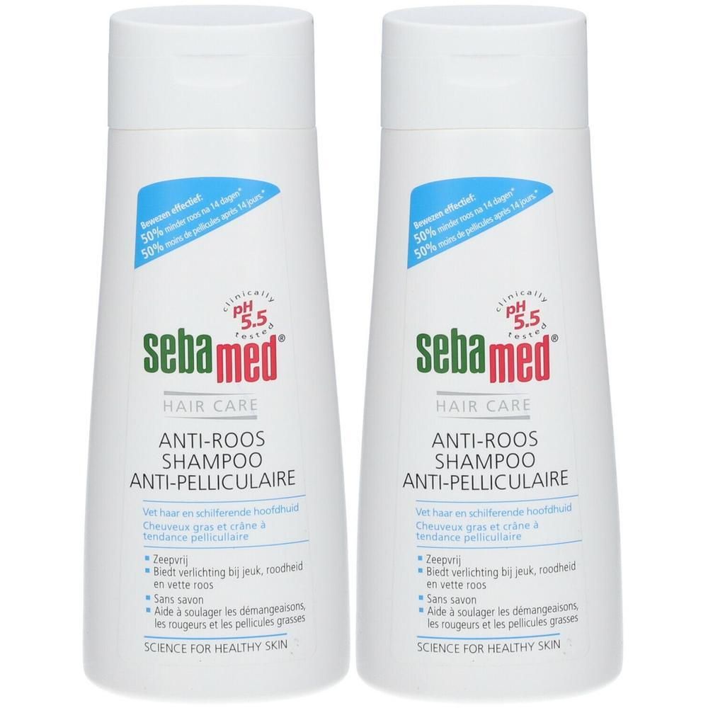 Twee flessen Sebamed anti-roos shampoo met etiketten die productinformatie bevatten.