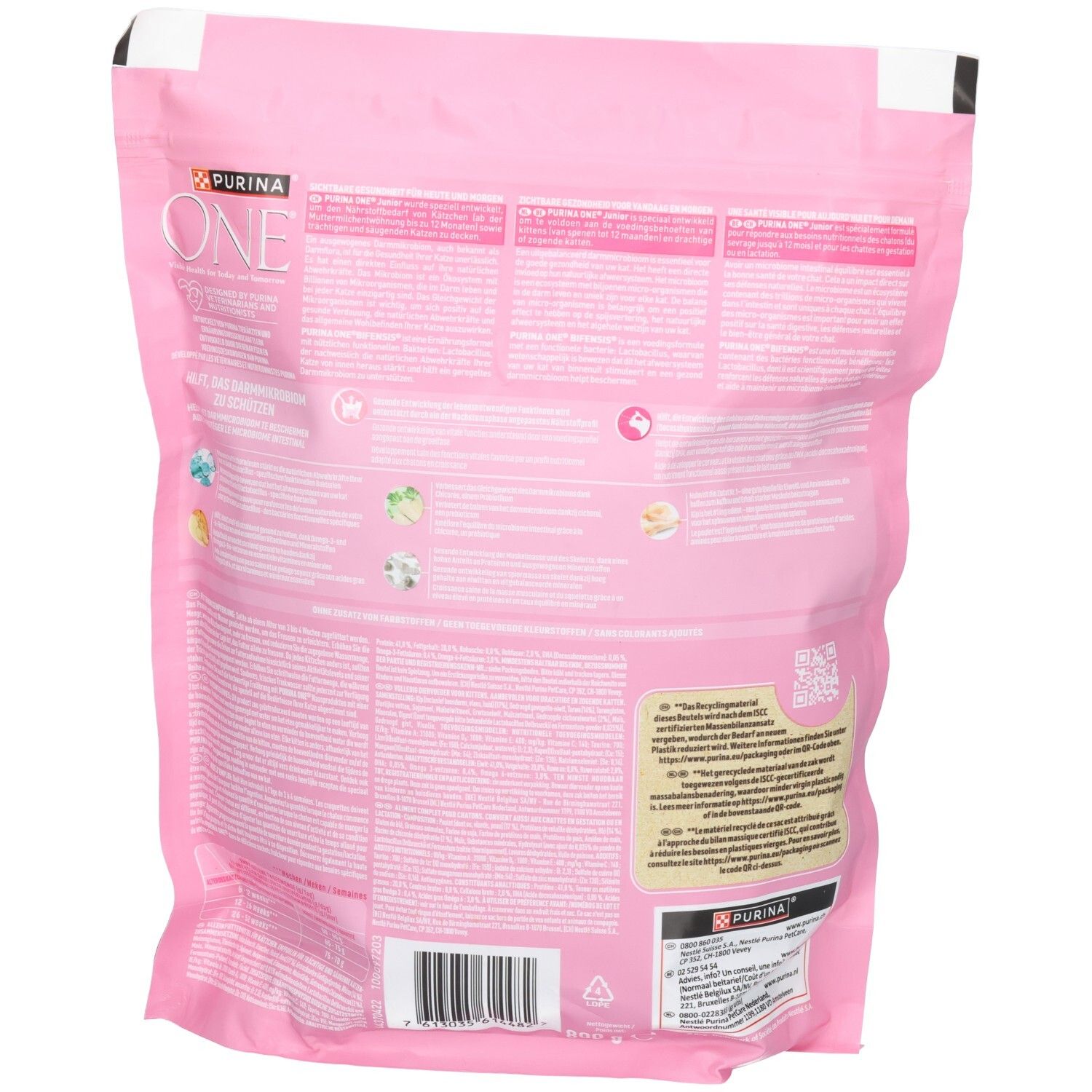 Achterkant van de roze verpakking van Purina ONE Junior kattenvoer met gedetailleerde informatie en barcode.