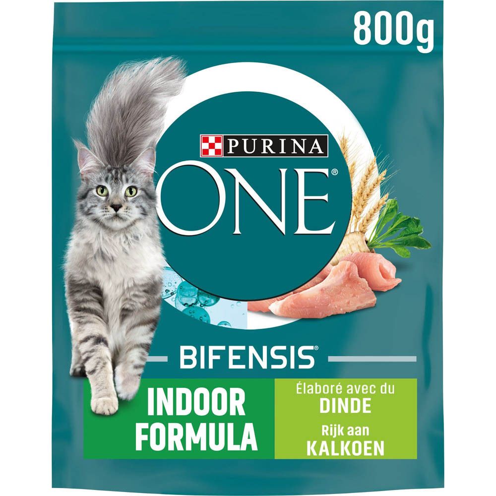 Purina One Bifensis Indoor Formula kattenvoer met kalkoen, 800g verpakking met kat en stukjes vlees.