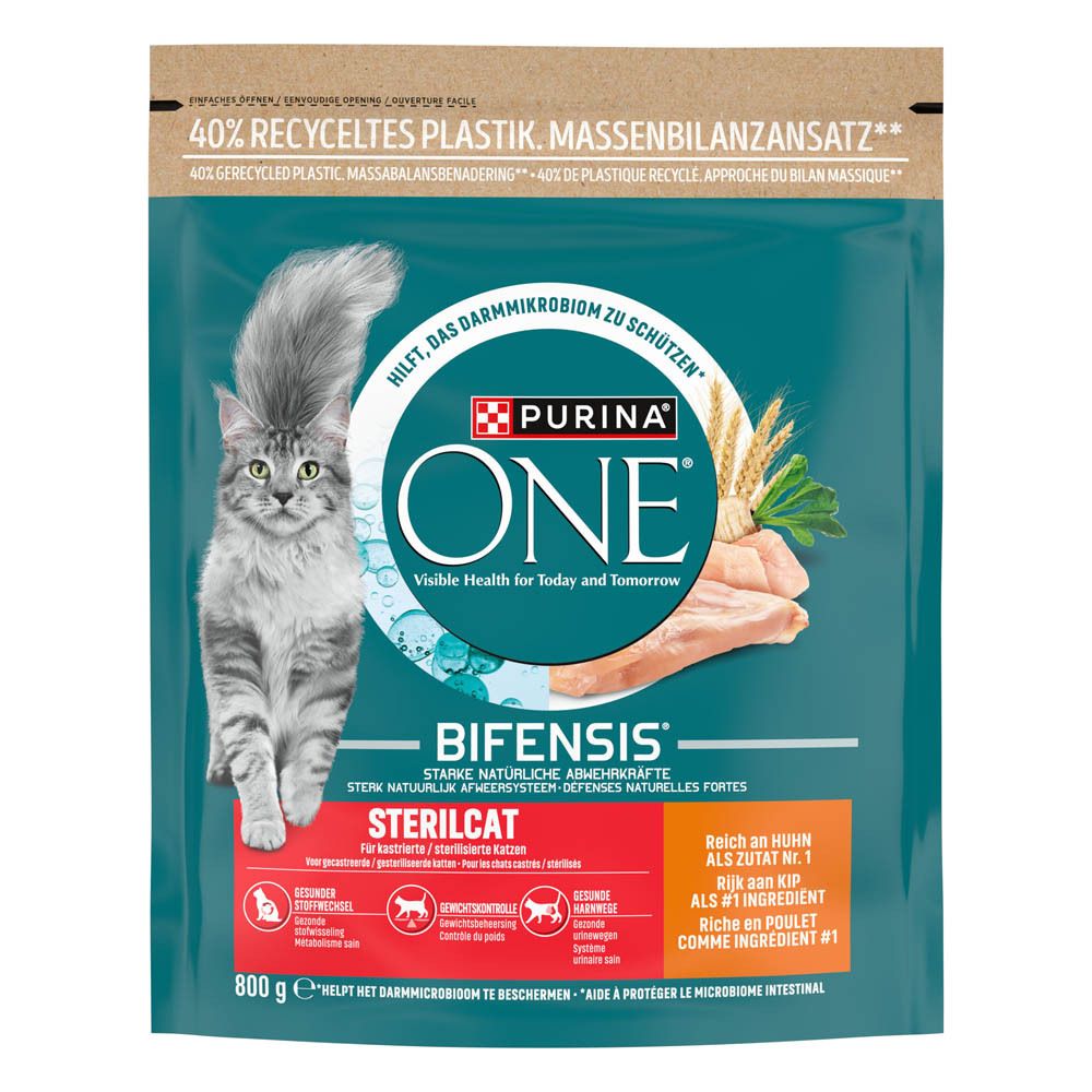 Purina One kattenvoerzak met kip en granen, 800g. Afbeelding van een kat links.