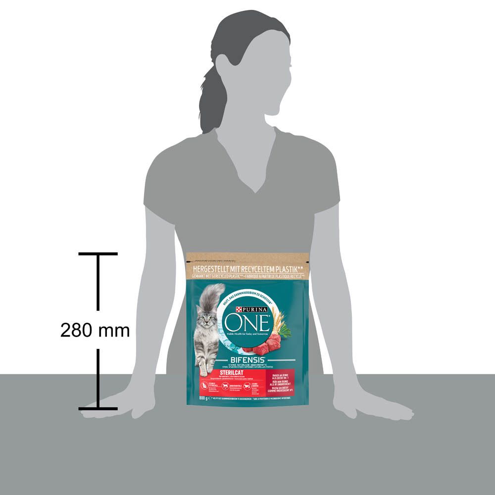 Purina One kattenvoer zak, 280 mm hoog, met kat en kip-handafbeelding.