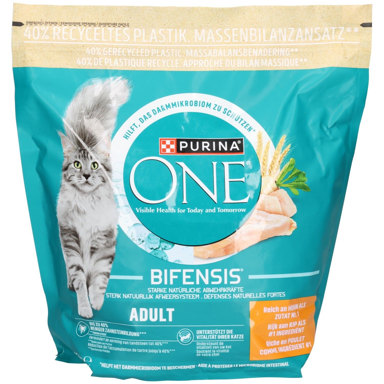 Purina ONE Adult Bifensis kattenvoer verpakking met kat, kip en tarwearen. Bevat 40% gerecycled plastic.