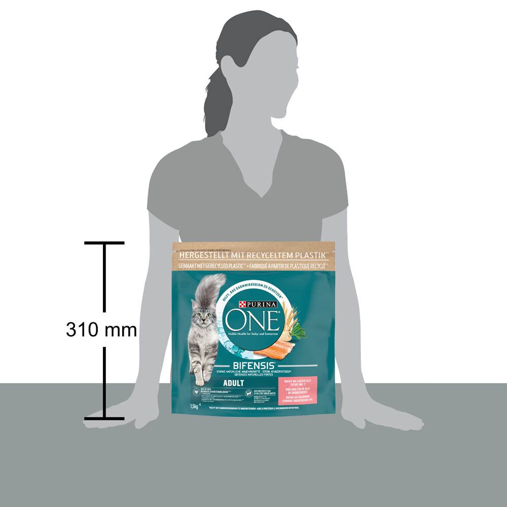 Purina One Bifensis Adult kattenvoer, 1,5kg zak met afbeelding van kat en wortel. Hoogte 310mm.
