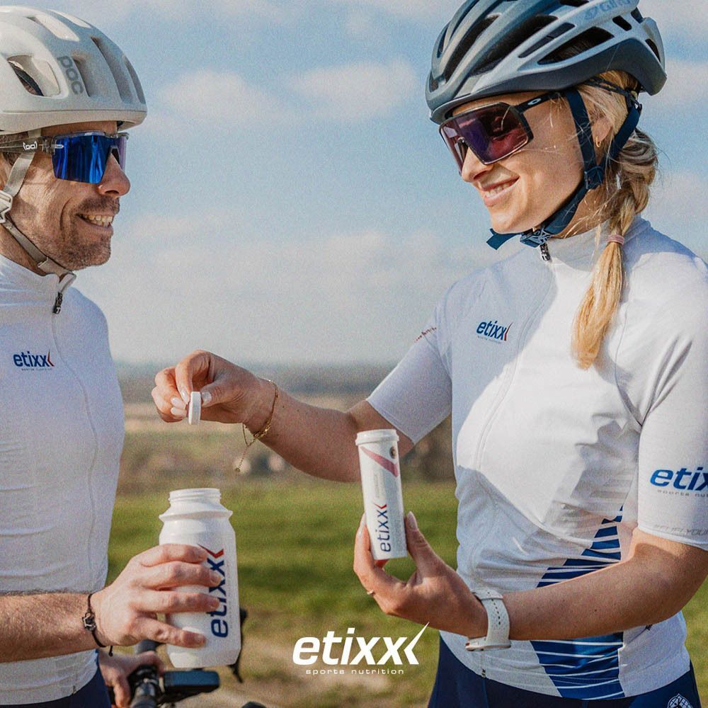 Tube Etixx Isotonic Drink Tabs Citroen met voedingsinformatie en zegels.