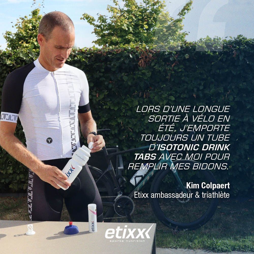 Deux cyclistes avec des comprimés effervescents Etixx Isotonic Zitrone.