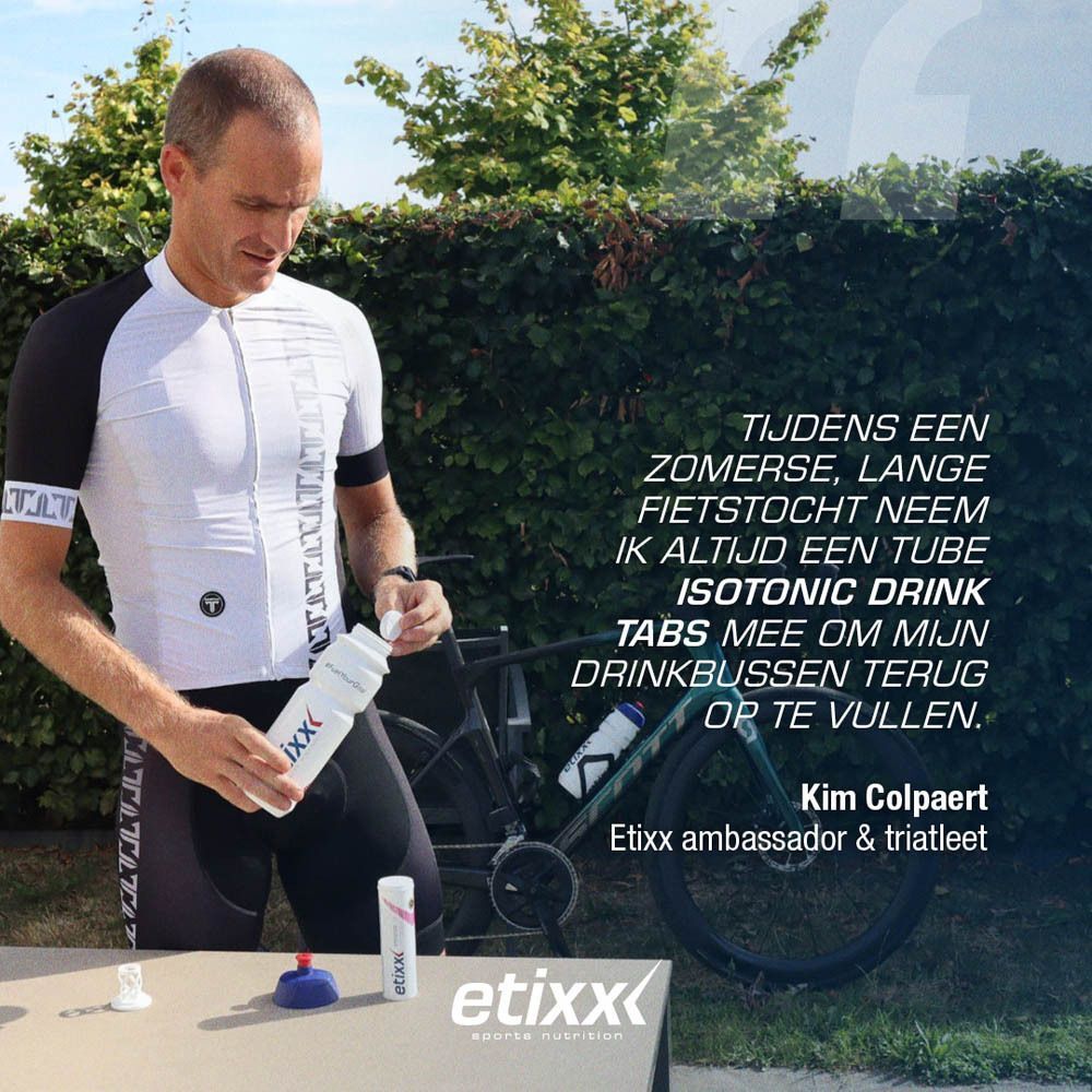 Twee wielrenners met Etixx Isotonic Drink Tabs Citroen.