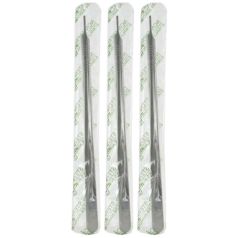 Trois manches de bistouri stériles n° 3, longs, emballés individuellement.