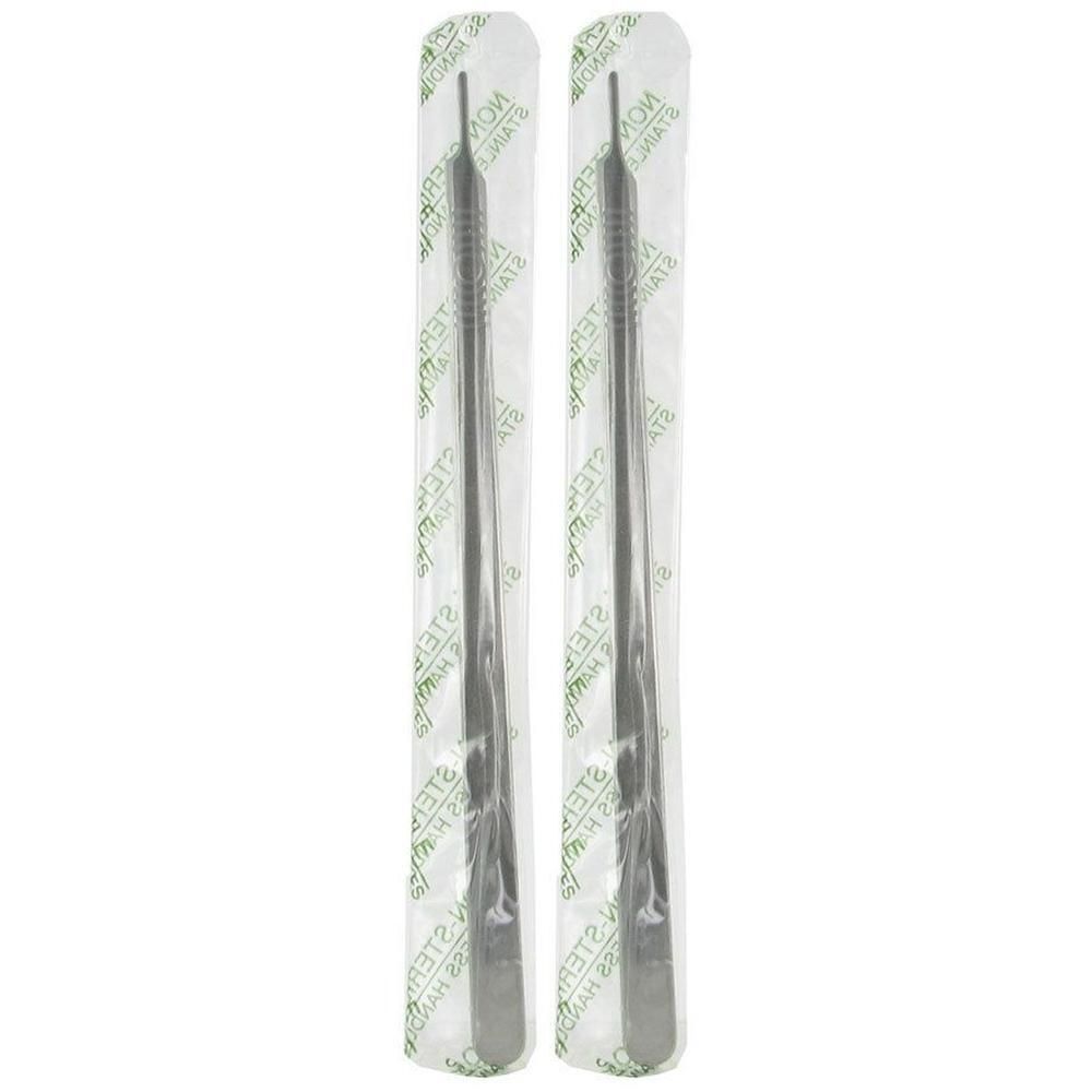 Deux manches de bistouri stériles n° 3, longs, emballés individuellement.