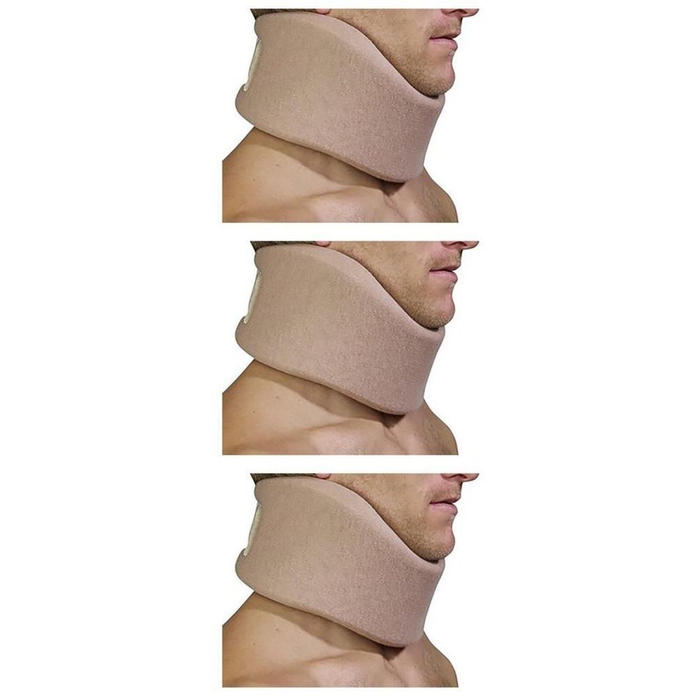 Een man draagt een beige nekkraag.