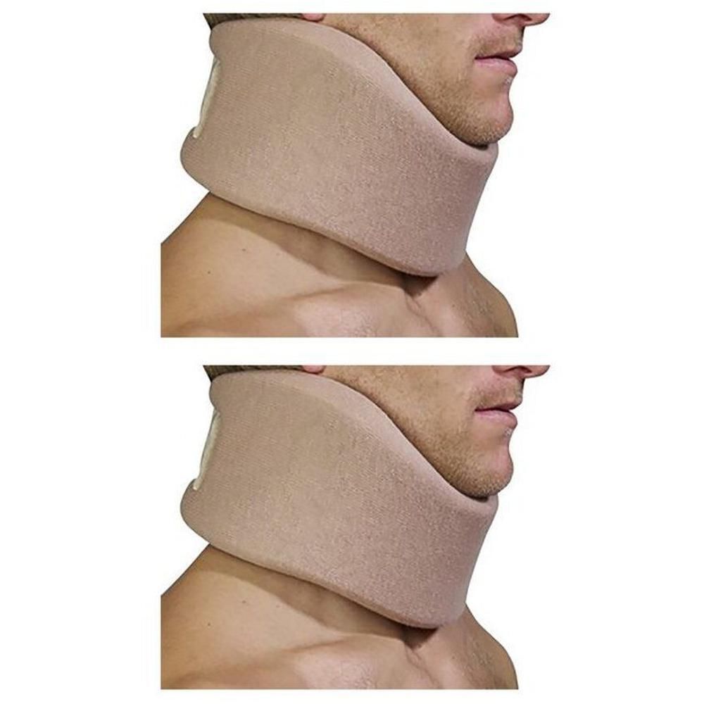 Beige neksteun van schuim, gedragen door een man.