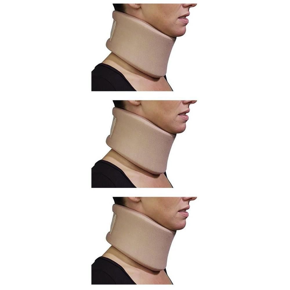 Collier cervical beige porté par une femme pour soutenir le cou.