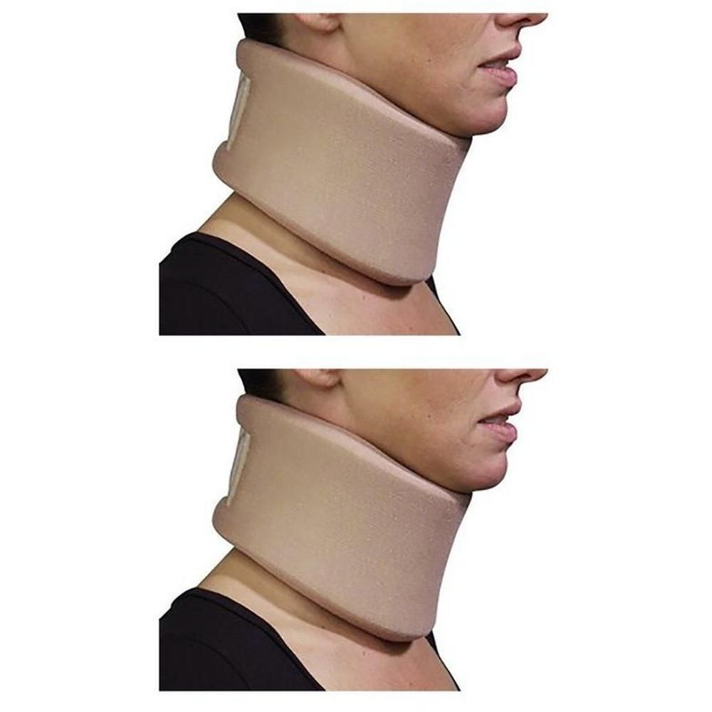 Deux colliers cervicaux beiges portés par deux personnes différentes.