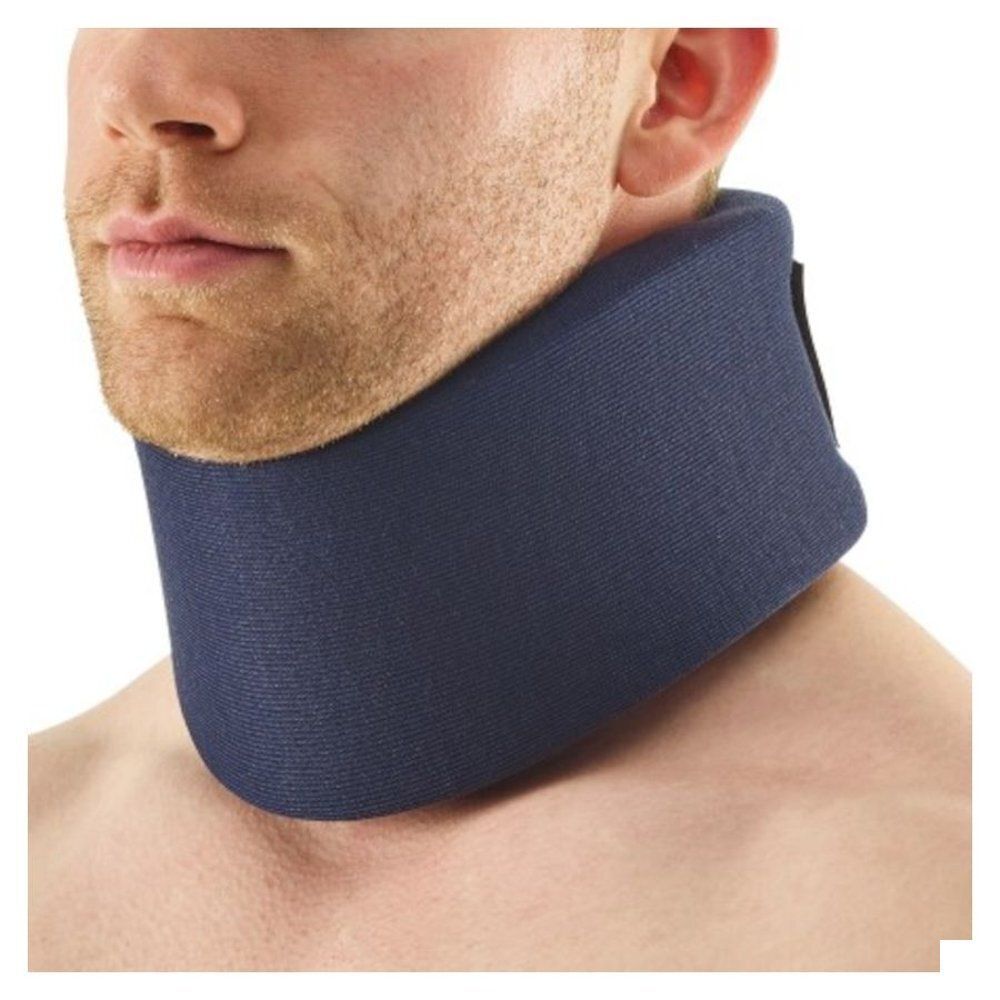 Gros plan d'un collier cervical bleu porté par un homme.