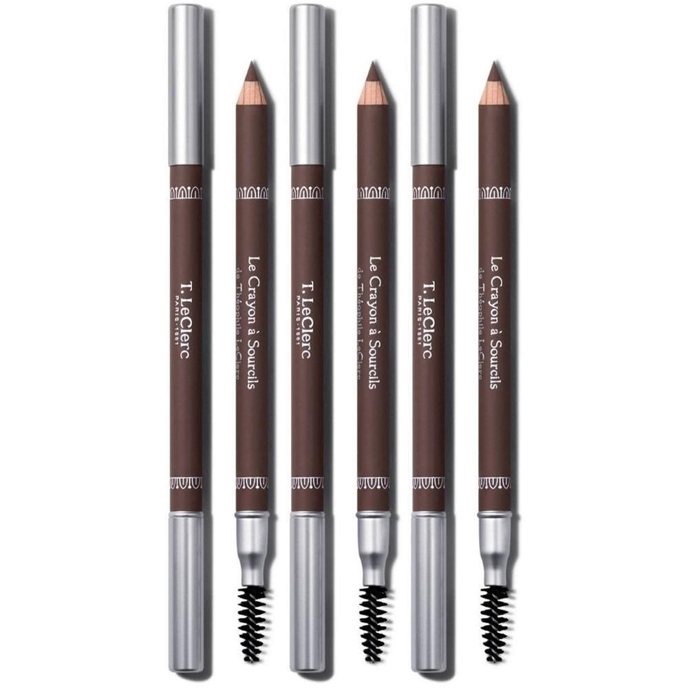 Cinq crayons à sourcils marron avec capuchons et brosses argentés.