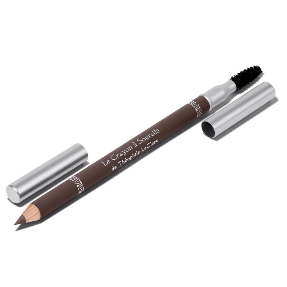 Een donkerbruin wenkbrauwpotlood met zilveren dop en borsteltje, liggend ernaast. Opschrift: Le Crayon à Sourcils de Théophile LeClerc.