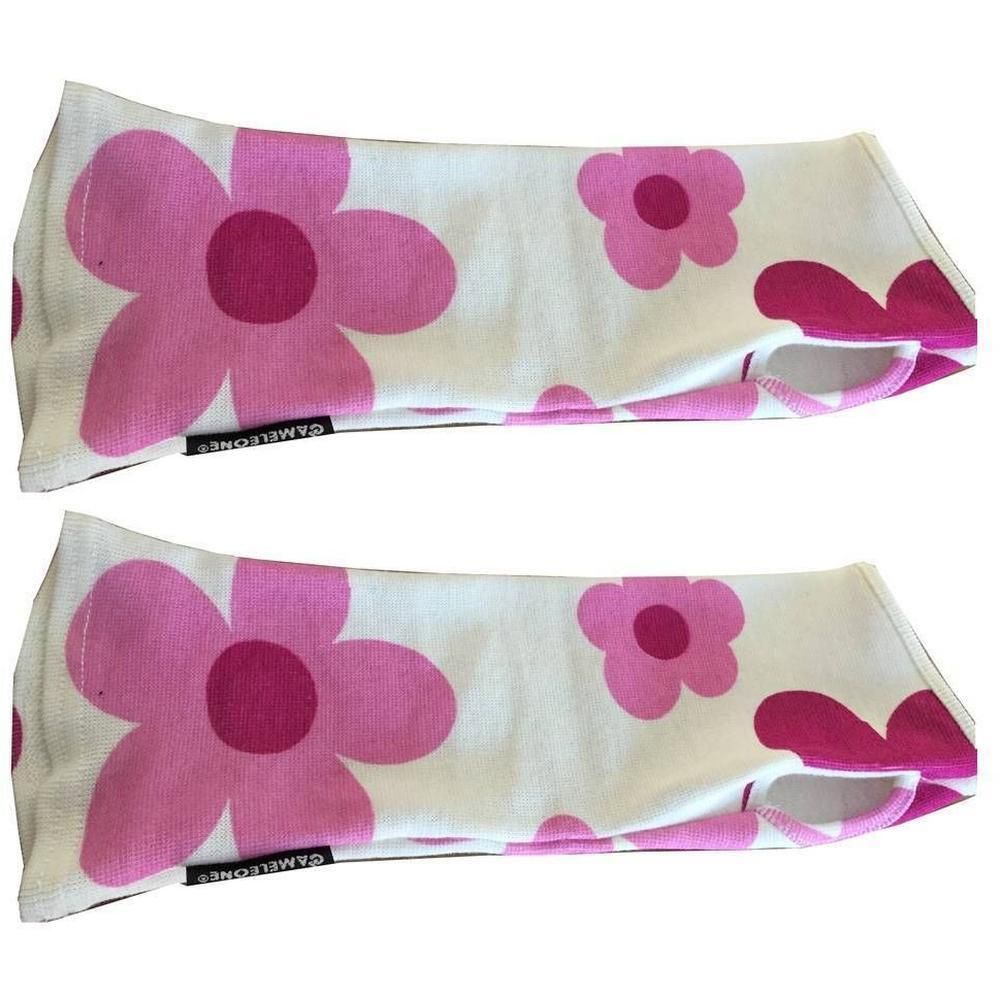 Deux manchettes pour bras avec un motif de fleurs roses sur fond blanc. Une étiquette 'CAMELEONE' est visible.
