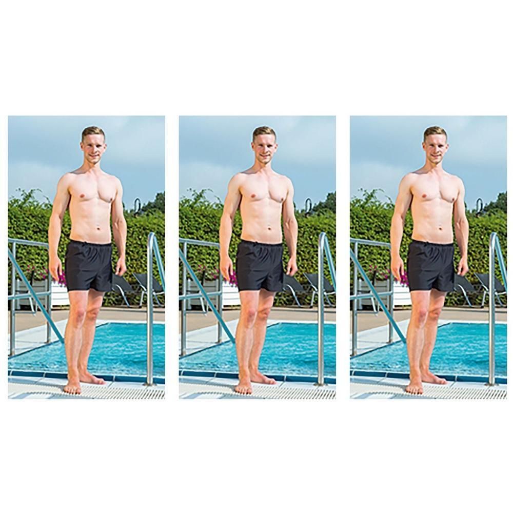 Homme en short de bain noir près d'une piscine.