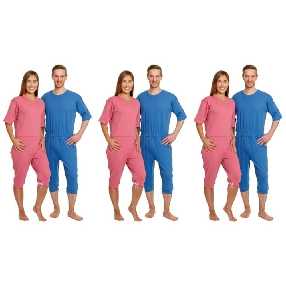 Deux paires de combinaisons, une combinaison rose pour femme et une combinaison bleue pour homme, toutes deux à manches courtes et pantalon 3/4.