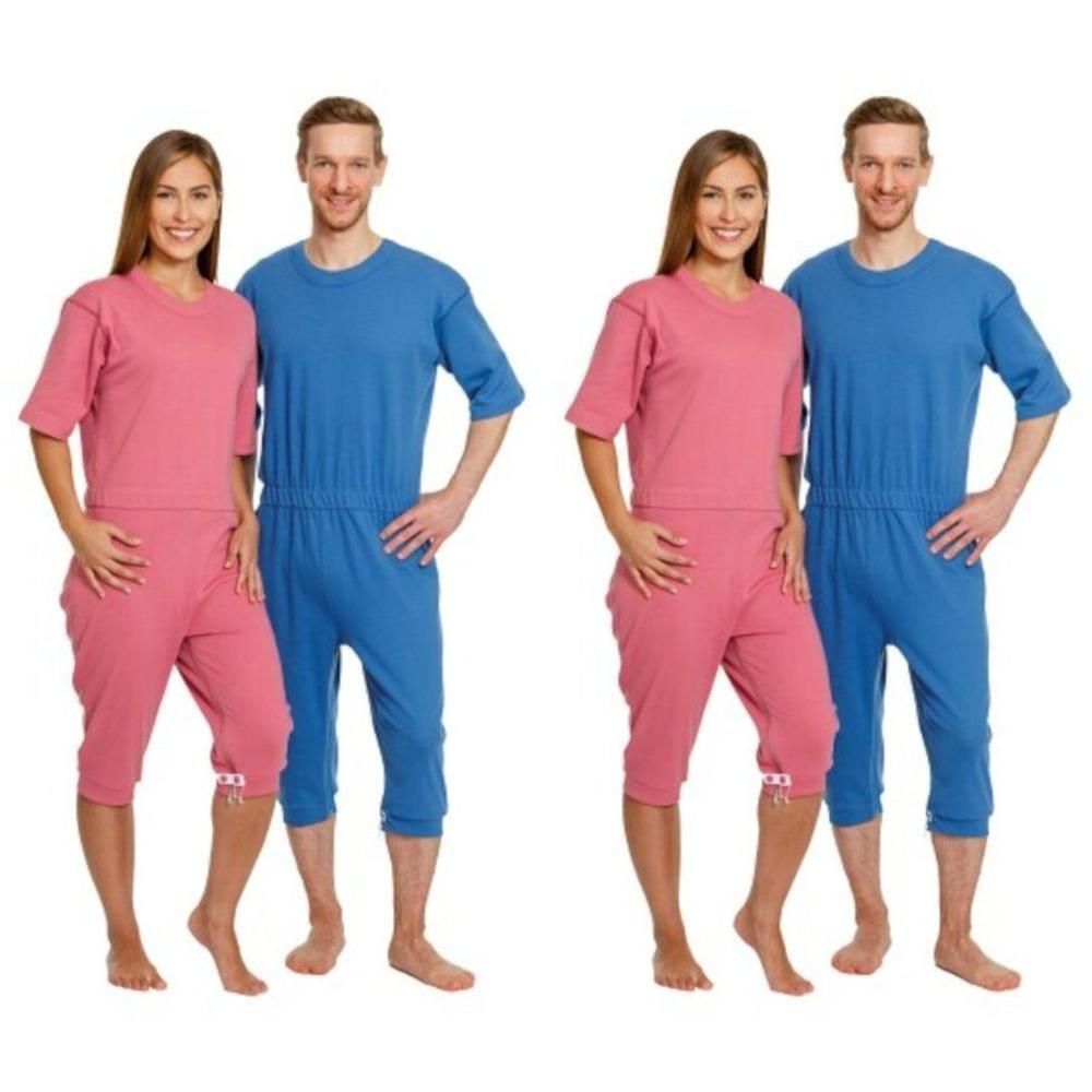 Deux combinaisons une pièce, une rose pour femme et une bleue pour homme, pantalon 3/4.