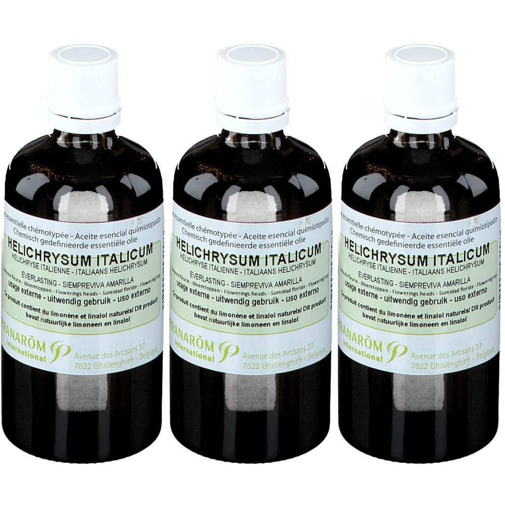 Trois flacons en verre foncé avec bouchon blanc, contenant de l'huile essentielle. Étiquettes avec informations produit.