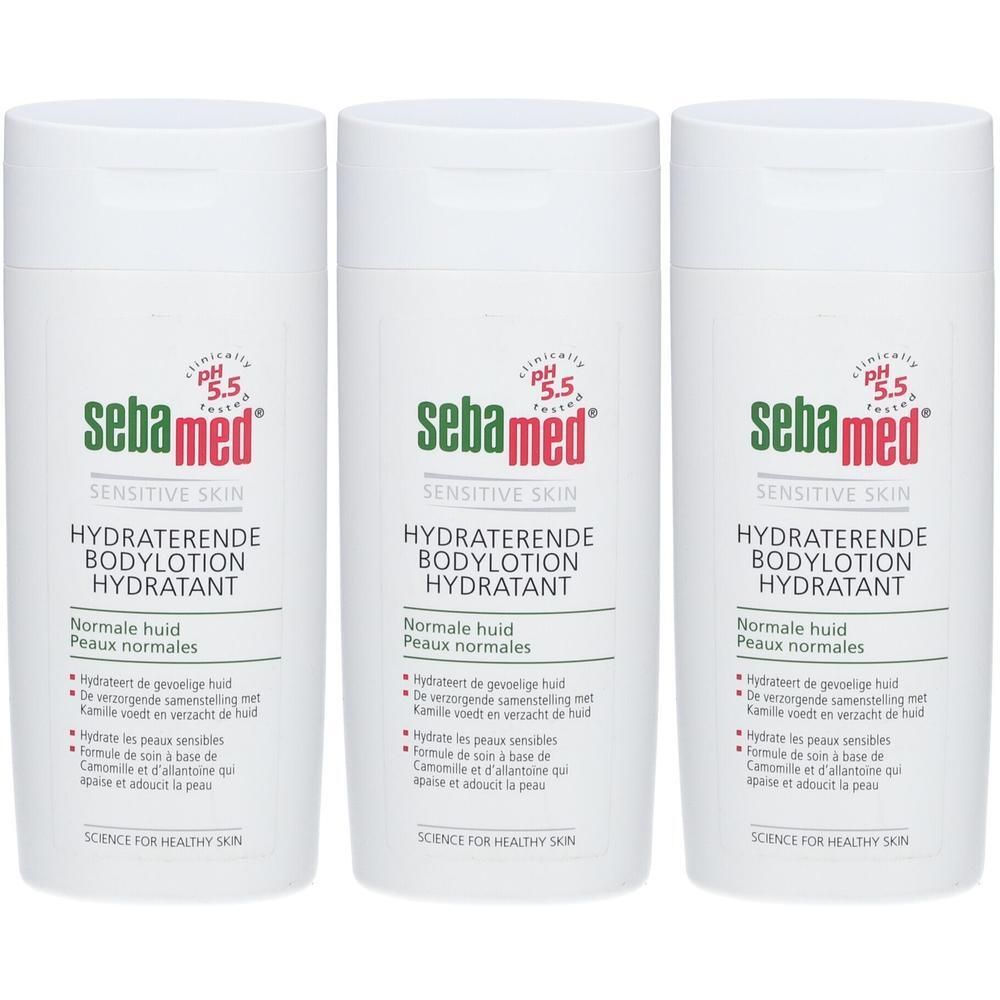 Drie Sebamed Bodylotion flessen voor gevoelige huid, pH 5.5. Witte flessen met groene en rode belettering.