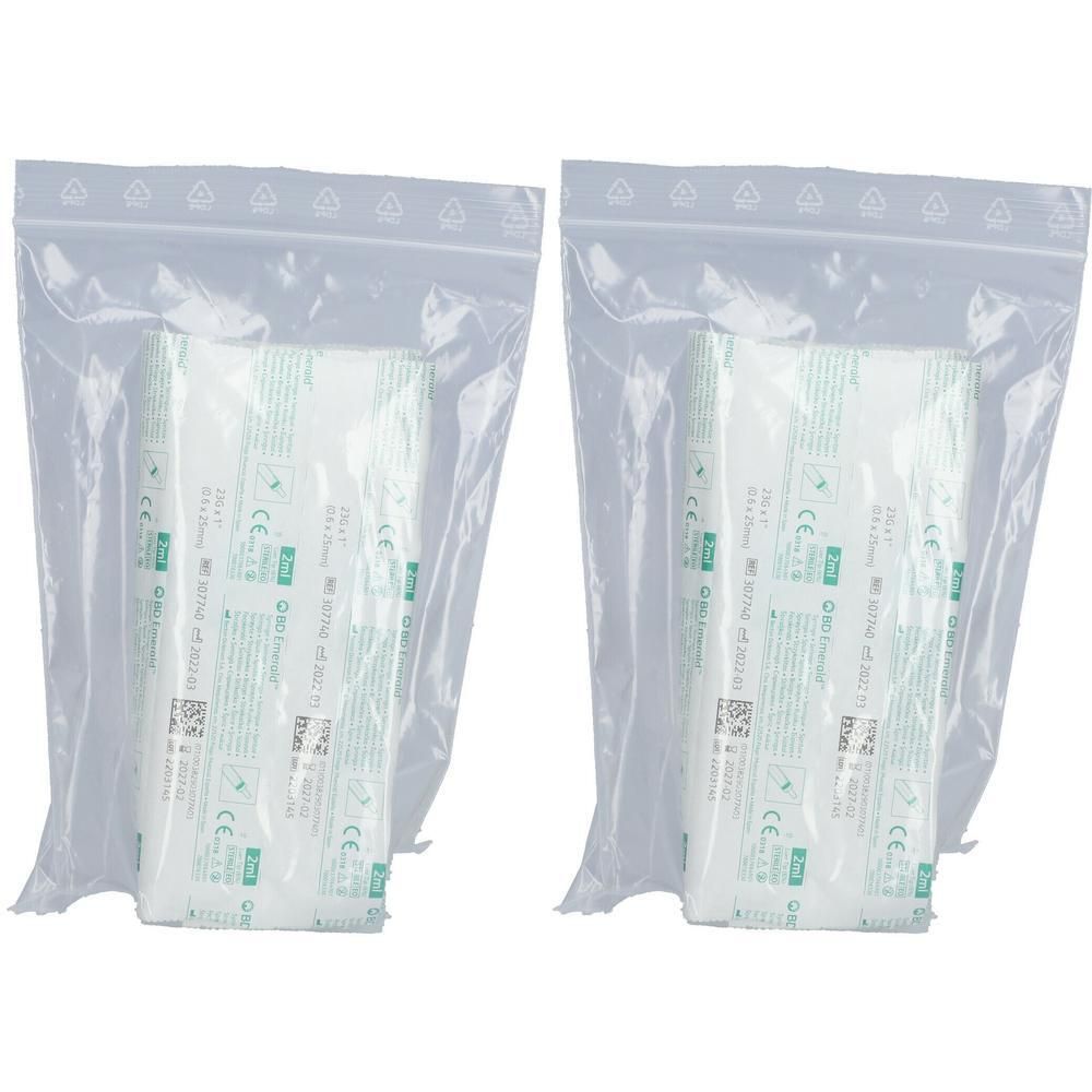Deux seringues avec aiguilles emballées individuellement, chacune dans un sachet scellé.