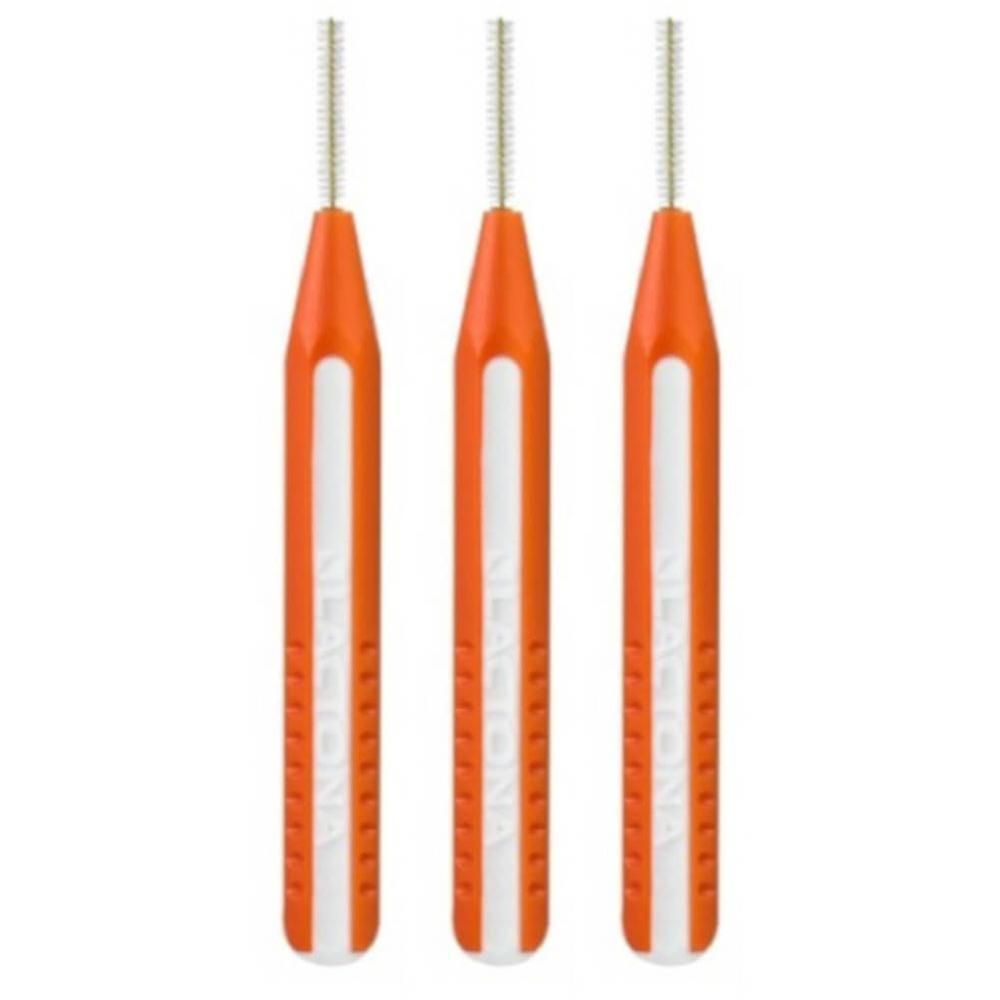 Trois brosses interdentaires orange avec manche blanc et poils fins.