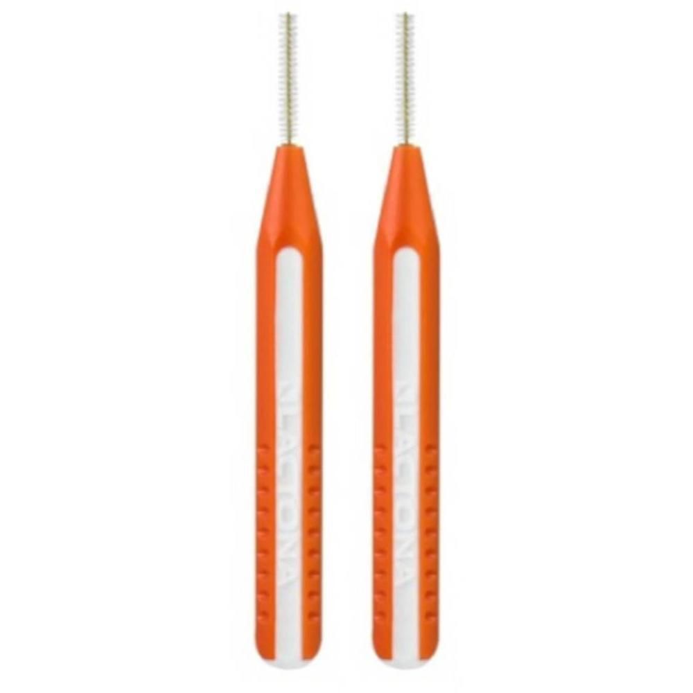 Deux brosses interdentaires orange avec manche blanc et poils fins.