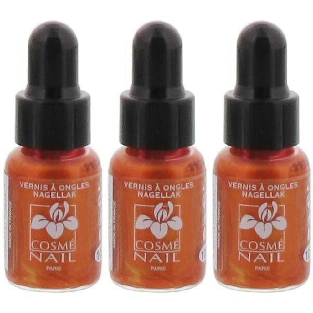 Trois flacons de vernis à ongles Grenat Nacre. Chaque flacon est doté d'un bouchon compte-gouttes noir.