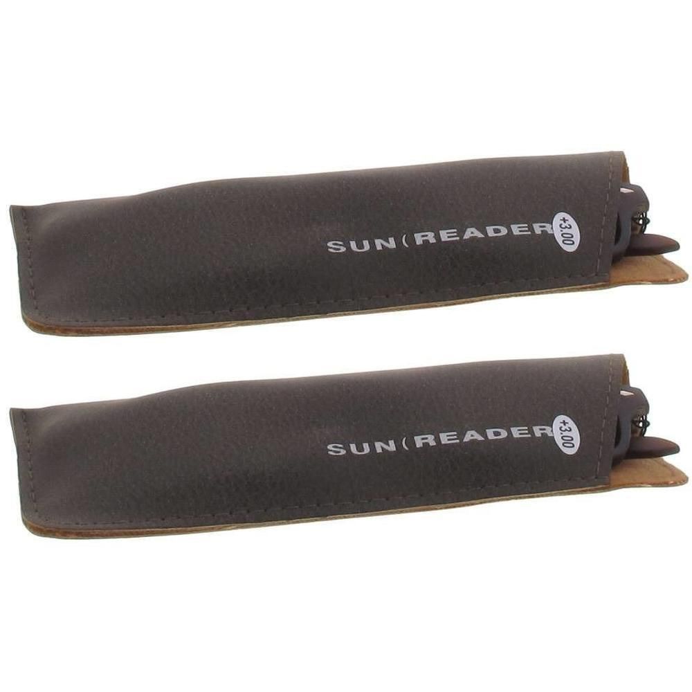 Deux étuis marron avec inscription "SUN READER +3.00", chacun pour une paire de lunettes de lecture.